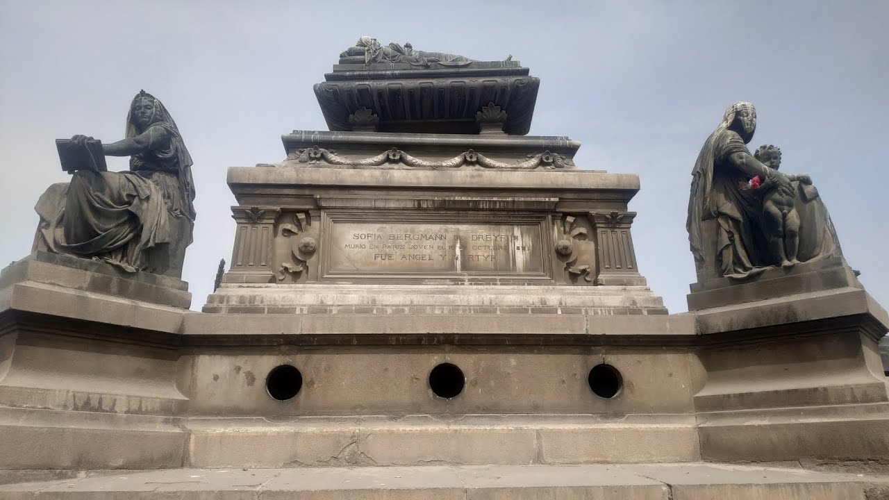 EL MAS BELLO MAUSOLEO, HECHO POR AMOR, EN EL PRESBITERO MAESTRO.