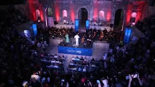 رشا رزق بقفطان المغربي تلبي طلب الجمهور الذي طالبها باداء القناص وتسعد الحضور . صوة مدهل
