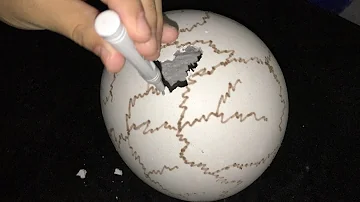 Como que é o ovo do dinossauro?