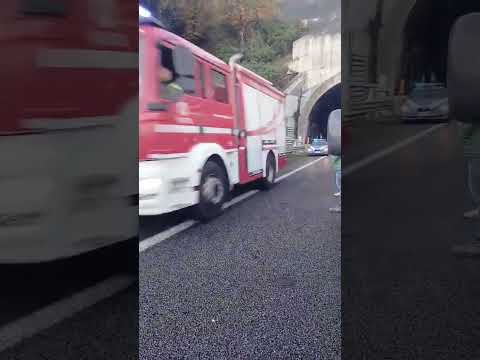 Video Assalto a un portavalori blocca l'autostrada A2: traffico paralizzato e panico tra gli automobilisti