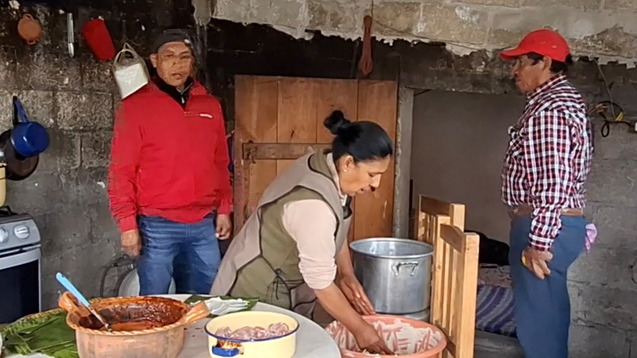 Preparando  los tamales para el cumple y bronco  ya se va de la casa