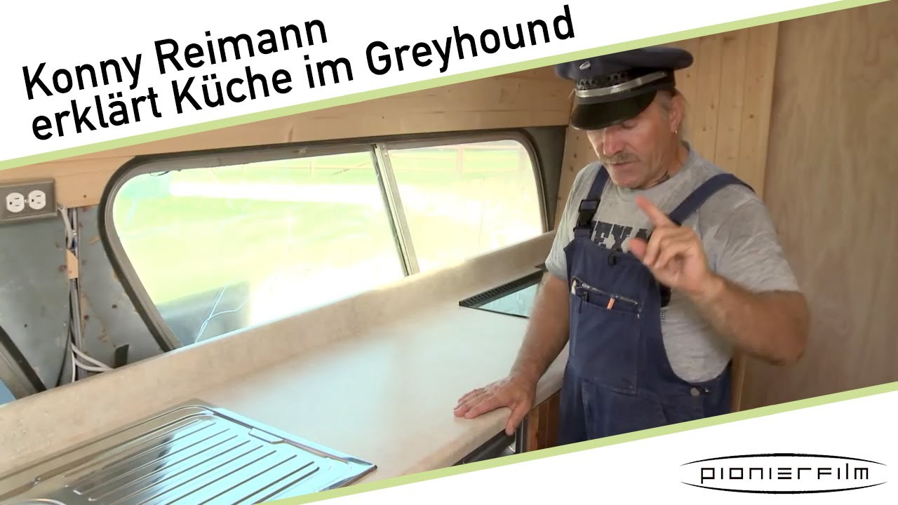 Konny Reimann erklärt die Küche im Greyhound