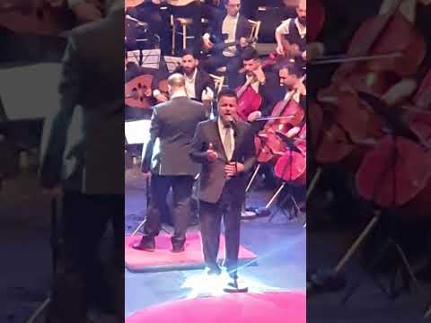 مهند محسن يغني للقيصر كاظم الساهر لا تحرموني منه مع فرقة المايسترو مصطفى الزاير في حفل ليلة القيصر