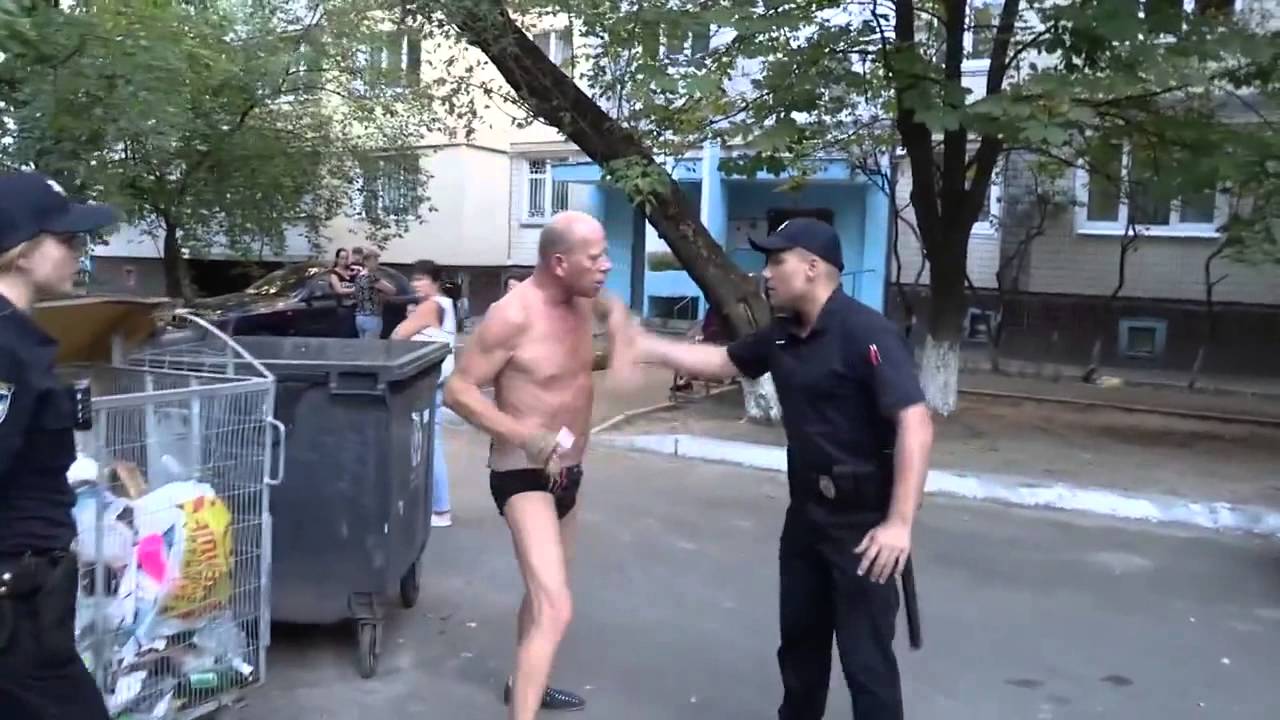 Воровка не хотела сидеть в обезьяннике за украденную сметану и пришлось сесть на член бдительного охранника Воровка не хотела сидеть в обезьяннике за украденную сметану и пришлось сесть на член бдительного охранника