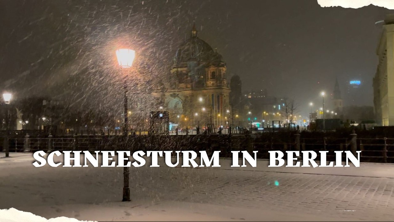 Schneefall in Berlin. Nachtspaziergang durch Berlin in 4K. Schneesturm in Deutschland.