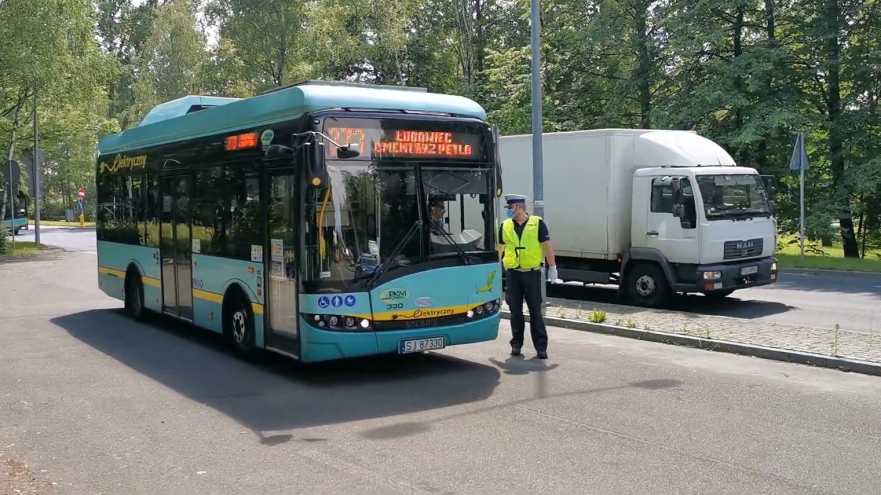 Policja sprawdza pasażerów w autobusie czy mają ubraną maseczkę - YouTube