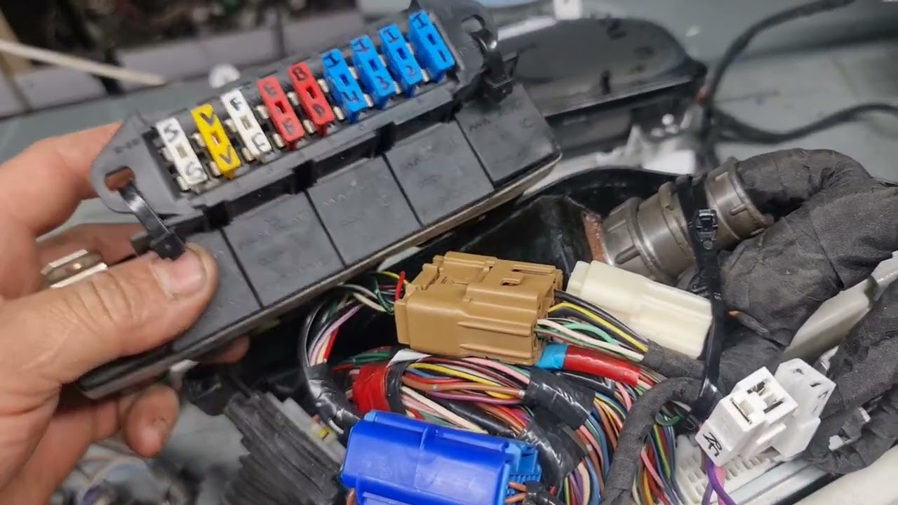 Короб эбу Uzs 175, Jzs 175. Эволюция монтажных блоков.Рестайлинговые блоки с классическими разъемами