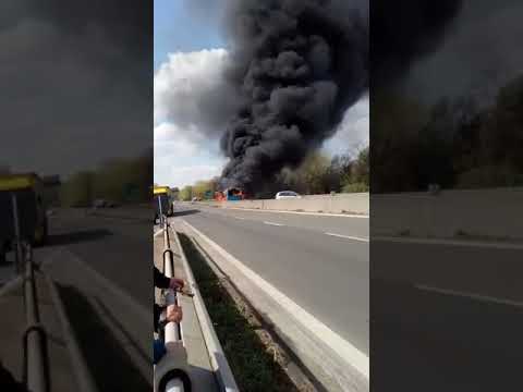 Milano, autista senegalese incendia un autobus con a bordo i bambini