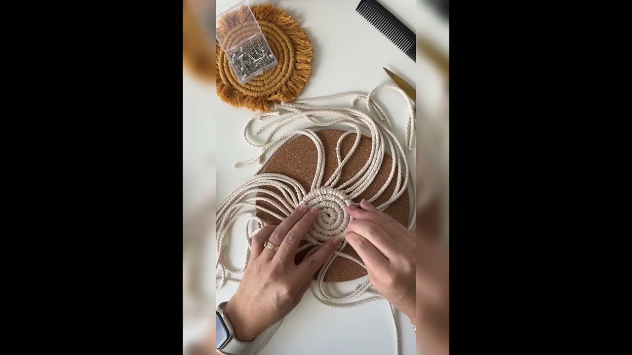 DIY Makramee Untersetzer für Gläser oder Vasen. Perfekt für deine Weihnachtsdekoration.