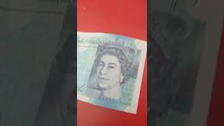 Old Five Pound Note And Current 5 Pound Note Side By Side