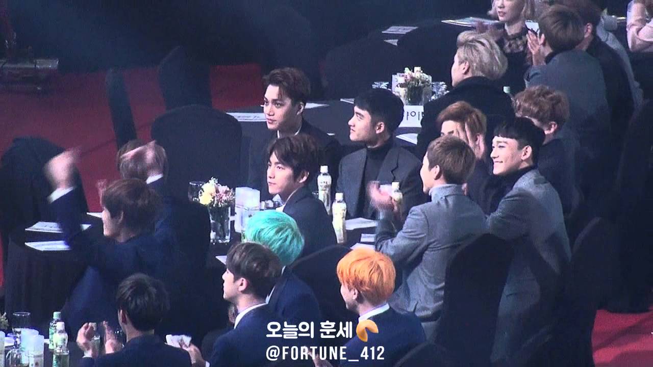 160114 서울가요대상 EXO, 무대위의 애기들에게 손 흔들어주는 엑소♡ 거의 학예회 나온 딸 보는 아빠급ㅋㅋㅋ