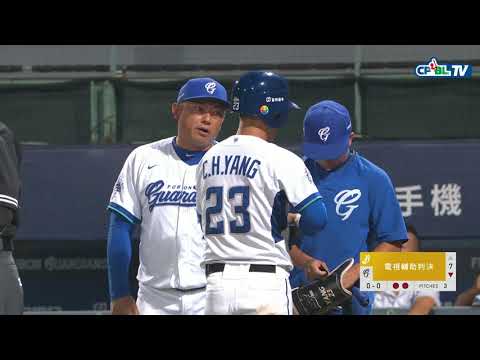 09/17 兄弟 vs 富邦 七局下，楊晉豪被球K中保送上壘，看電視後確實被打中