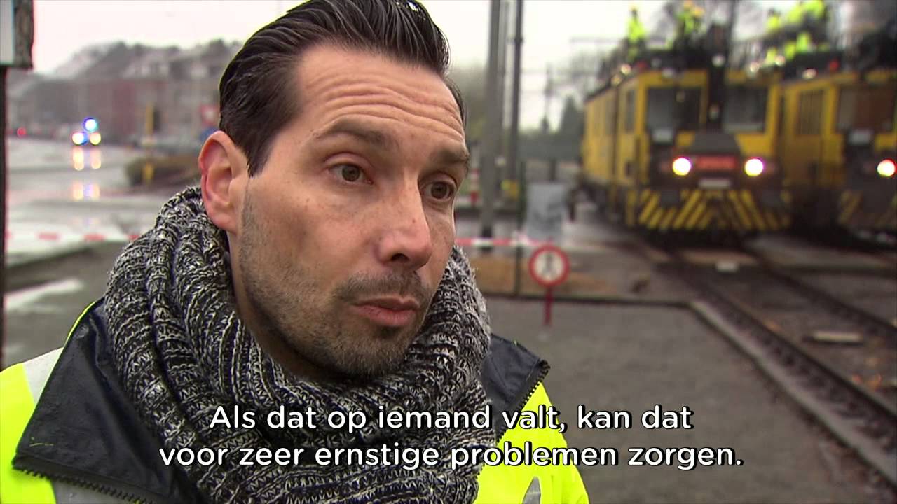 Vrachtwagen rukt bovenleiding af in station van Asse