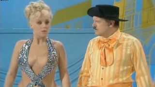 Video thumbnail of "【Diana Darvey feat. Benny Hill & Jackie Wright】The Benny Hill Show, 1977"