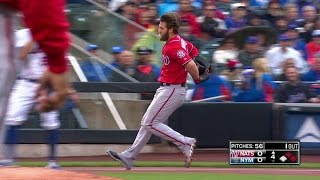 WSH@NYM: Harper catches his helmet while running
