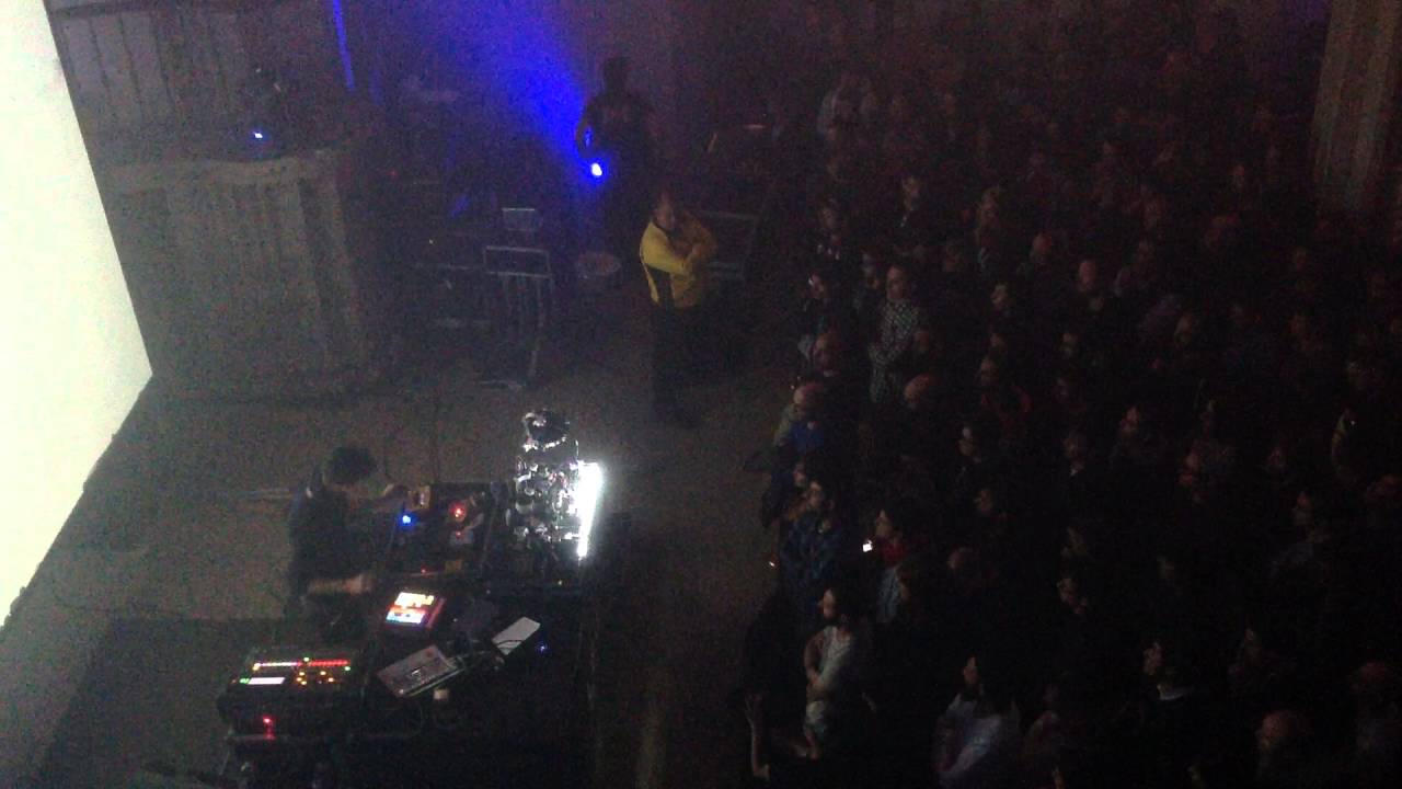 'Glitch Robots', de Moritz Simon Geist, en LEV 16