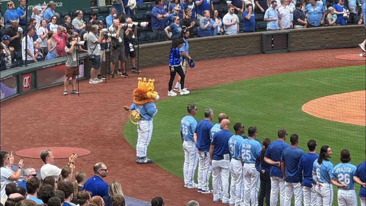 Danielle Nicole sings the National Anthem