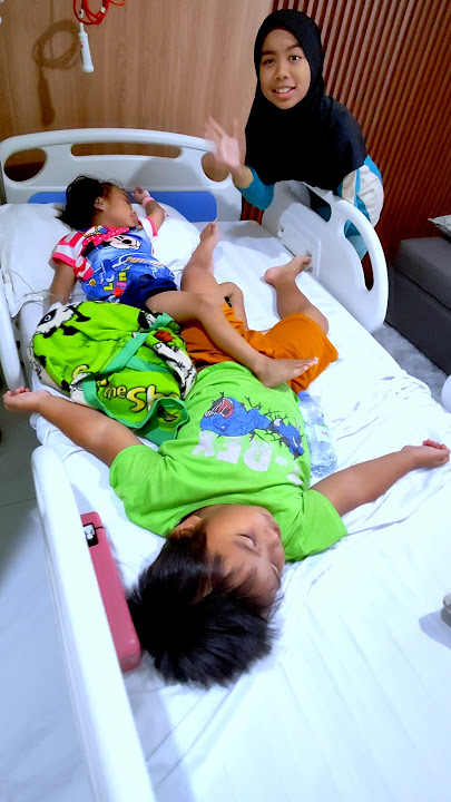 Mama Riska Vlogs Dropping Off Elsa Rafisqy at School While She's Sleeping