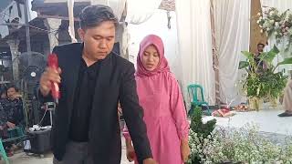 Dek yesi sinden bernyanyi suket teki mengiringi foto keluarga pengantin bareng Sukoroncong Aris\u0026Dian