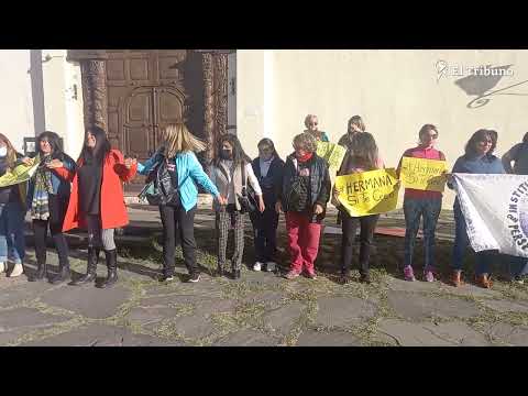 Mujeres abrazaron el Convento San Bernardo en apoyo a las monjas carmelitas