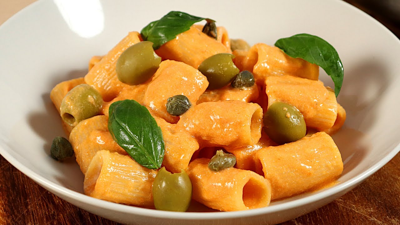 Вкусное первое блюдо - макароны со свежими помидорами черри.