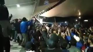 Di atas tribun kami bernyanyi