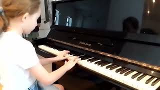 Шуман &quot;Смелый наездник&quot;  Девочка играет на фортепиано, красивая музыка.