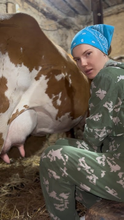 Ручная дойка коровы #деревня #farming #деревенскаяжизнь #хозяйство # ...