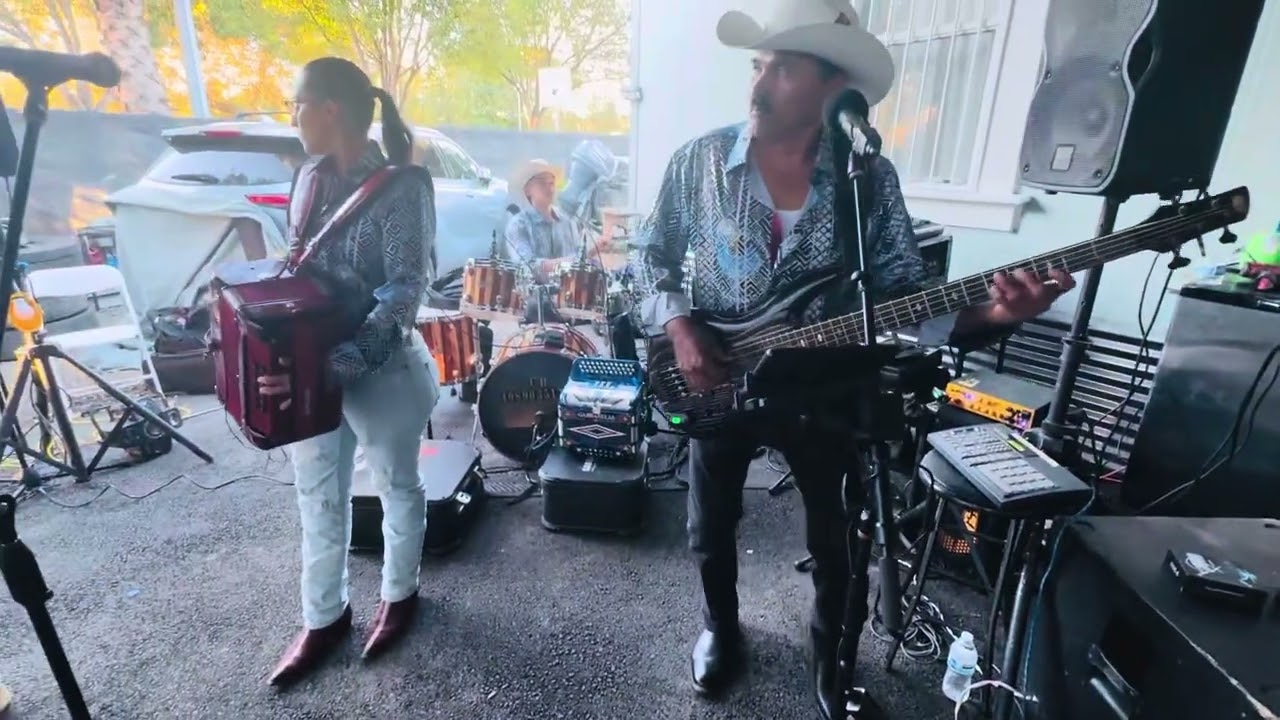 Tienen que ver este señor como baila con ch terreno norteño 