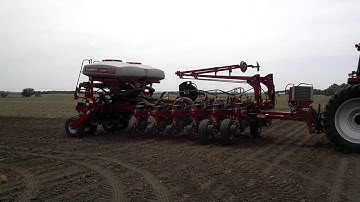 Case IH 1250 early riser planter folding