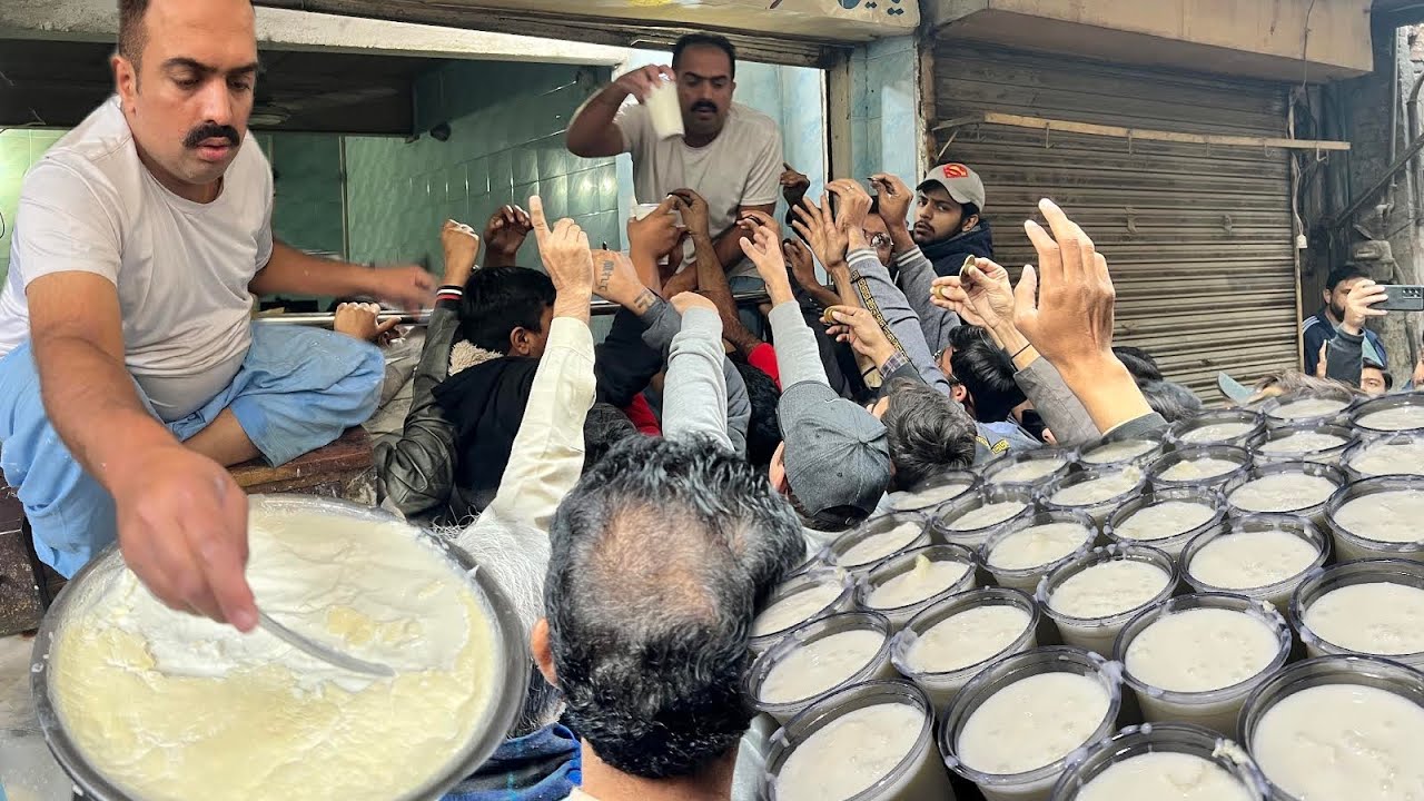 People Crazy For Jeeda Lassi | Lahore Famous Jeeda Lassi Wala | Street ...