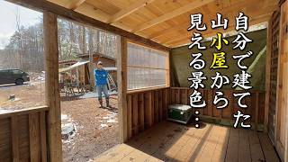 自作の山小屋の屋根付きデッキに開閉窓を作る！横殴りの雪の中でポリカ波板を施工する48歳サラリーマン！