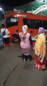 viral elf long parkir di depan pintu masuk makam sunan muria....langsung di depan gerbang....