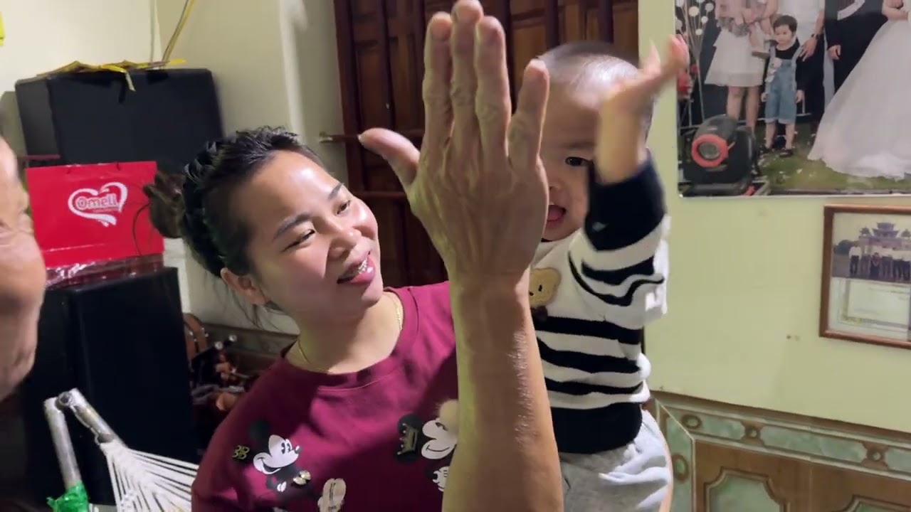 Coca Không Muốn Về Với Mẹ Và Bà Nội