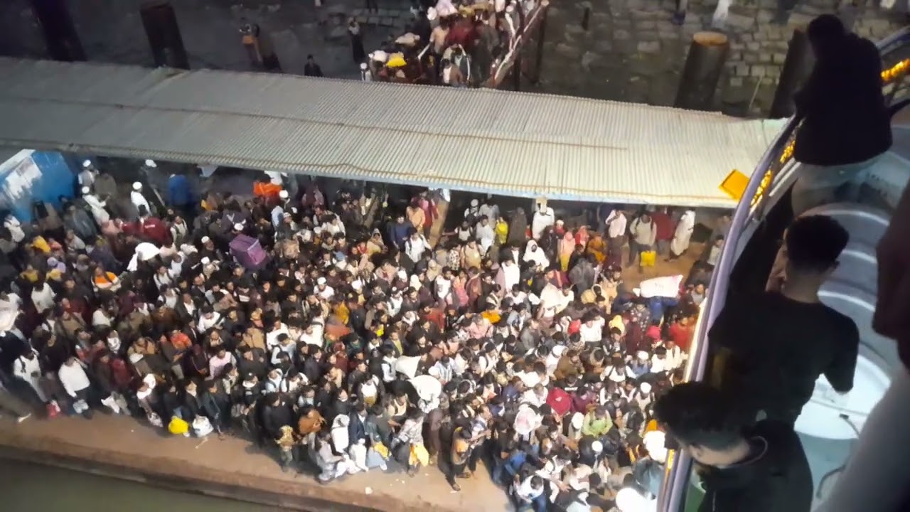 শত শত যাত্রী লঞ্চে উঠার জন্য ব্যস্ত হয়ে উঠছে মঙ্গল শিকদার লঞ্চ ঘাট থেকে 