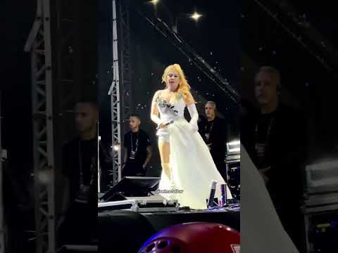 Joelma cantando acapella em show a música Perdeu o Trono