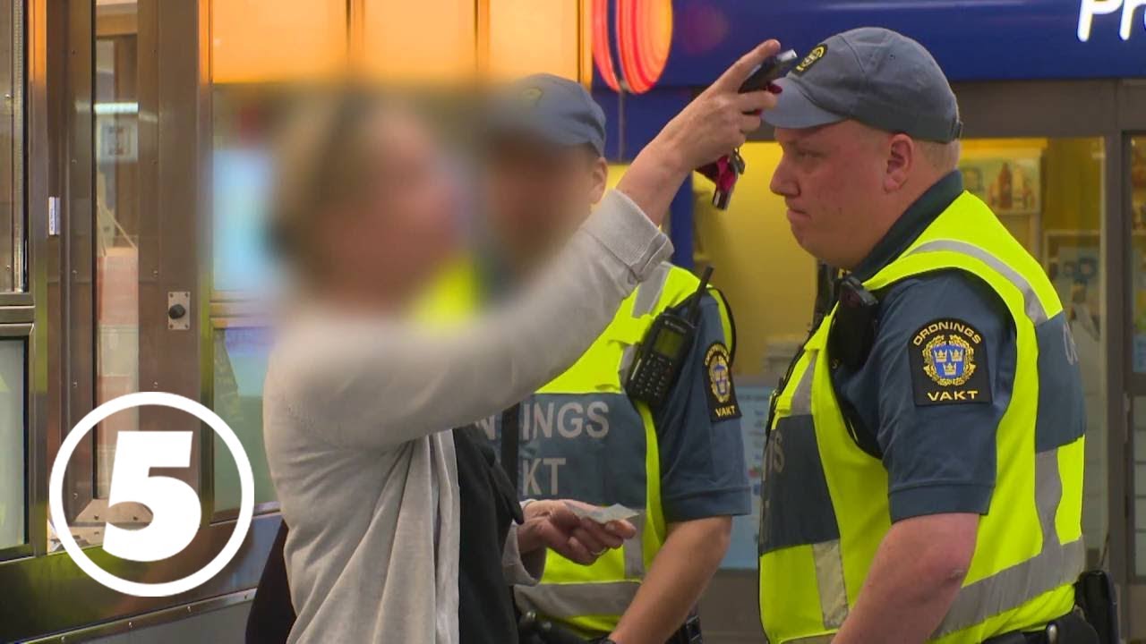 Tunnelbanan | Berusad kvinna drar jobbets passerkort i tunnelbanan