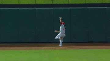 LAA@TEX: Trout makes fine grab, crashes into wall