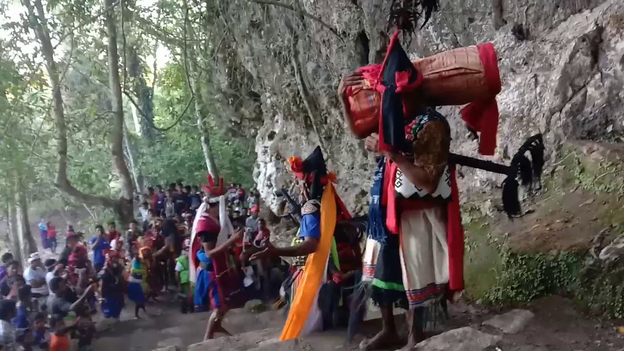 Acara Ritual Wulla Poddu, Kampung Adat Tambera Desa Doka Kaka, kecamatan Loli, kabupaten Sumba Barat