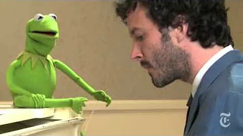 Bret McKenzie and Kermit the Frog sing "Life's a Happy Song"