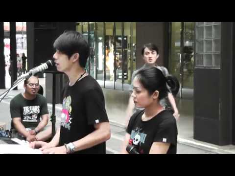 101年7月8日原木樂團在新光三越香堤大道廣場演唱：你們要快樂