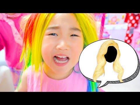 Boram and Conan play a hairdresser and dye their hair with princess toys