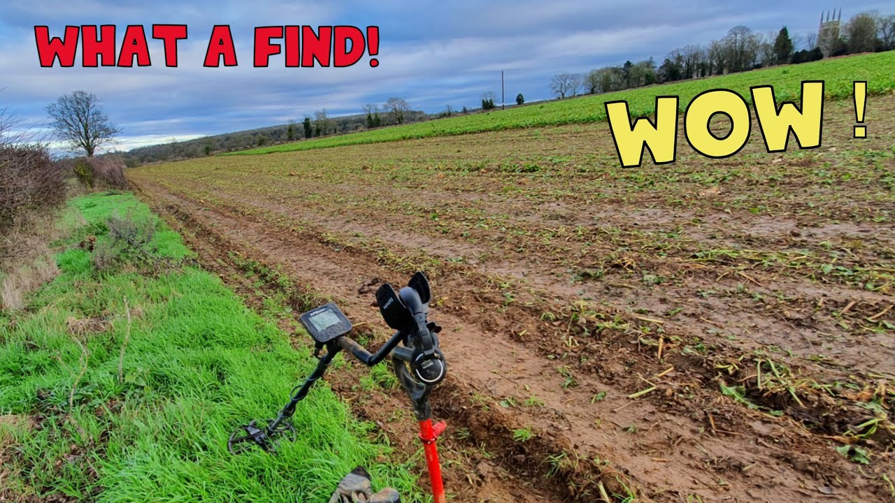 Digging Field Medieval Metal Detecting UK - Medieval Field dig with a very Surprising Find ...