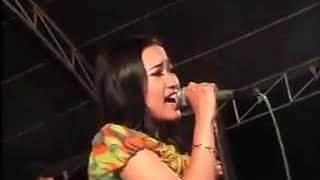 Indri Ayudia Kembang Latar