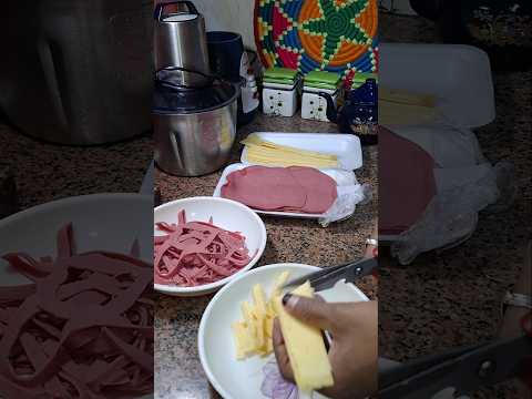 فطاري اليوم بيض بالجبنة الرومي واللانشون والكاتشب والمايونيز فطار سريع الفطار المصري