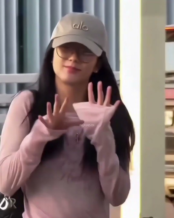 jisoo in airport today for la #jisoo #blackpink