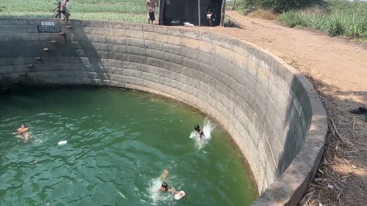 पाणी मधे बॉल टाकून त्यात खेळत आहे 🥎😂