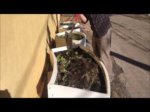 Videó: Talaj módosítása komposzttal: Ismerje meg a talaj és a komposzt keverését