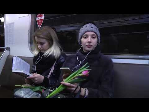 \"ჩემი გული დაპყრობილია\": რობოტმა სკოლკოვოდან მეტროში ქალებს 8 მარტი მიულოცა