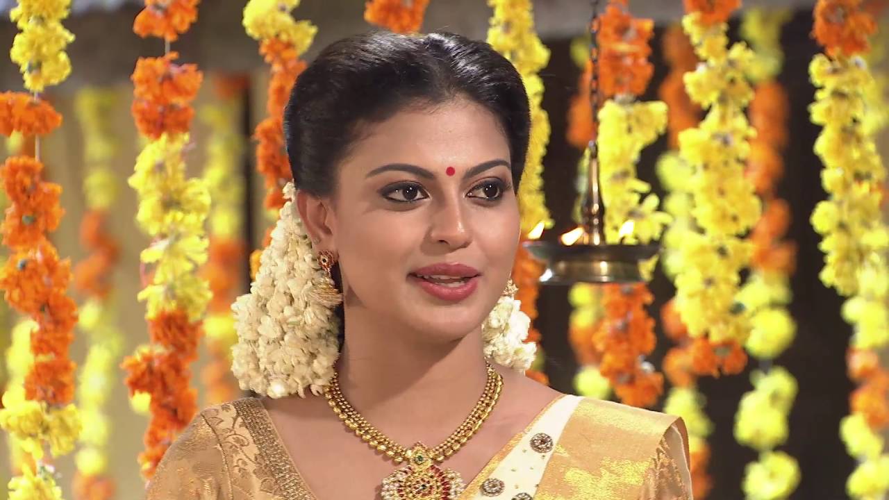 Anusree Plays An Autorickshaw Driver In Ottarsha - DesiMartini